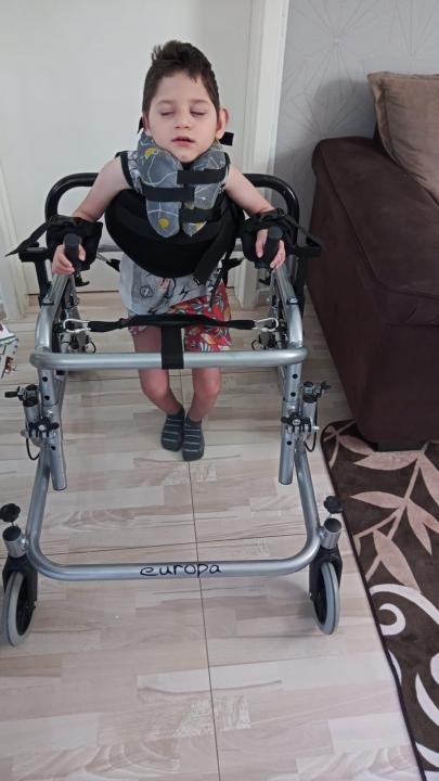 Foto 5 de 6 — Ajuda: Mãe realiza campanha para adquirir cadeira adaptada para o filho